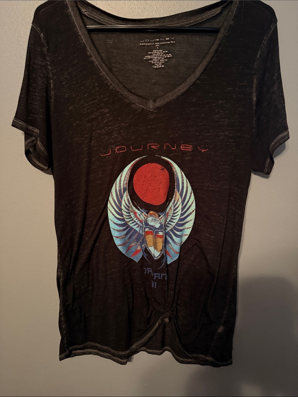 Journey Women’s Graphic V-Neck Band Tee in Black